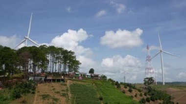 Rüzgar türbinleri ve güç hatları bulut ve gökyüzü arka plan. Khao Kho District, Phetchabun Eyaleti, Tayland temiz enerji sistemi.
