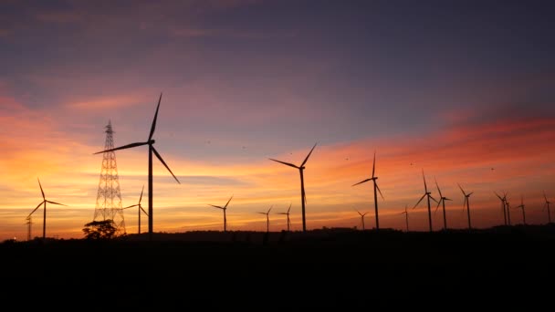 Větrné Turbíny Elektrické Vedení Proti Západu Slunce Systém Čistého Energie — Stock video