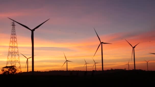 日没に対する風力タービンと送電線 フェッチャフン県カオコー地区のクリーンエネルギーシステム — ストック動画