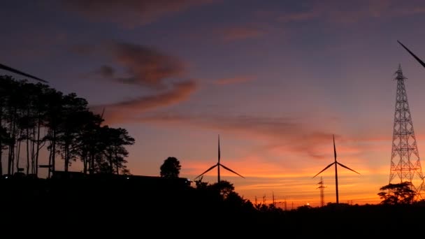 Вітрові Турбіни Лінії Електропередач Проти Заходу Сонця Система Чистої Енергії — стокове відео