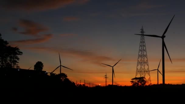 Vindkraftverk Och Kraftledningar Mot Solnedgången Det Rena Energisystemet Khao Kho — Stockvideo