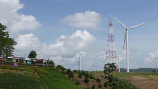 Windräder Und Stromleitungen Trüben Den Himmel Das Saubere Energiesystem Distrikt — Stockvideo