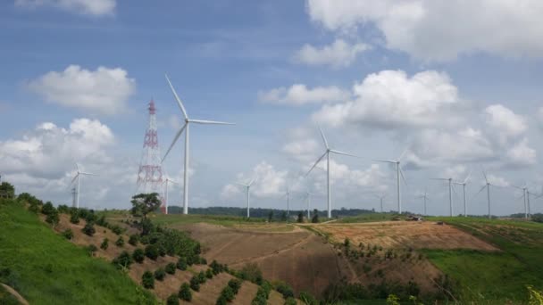 Turbinas Eólicas Líneas Eléctricas Nube Cielo Fondo Sistema Energía Limpia — Vídeo de stock