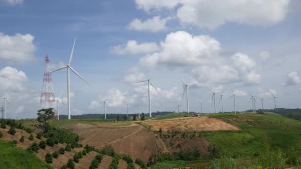 Turbinas Eólicas Líneas Eléctricas Nube Cielo Fondo Sistema Energía Limpia — Vídeos de Stock