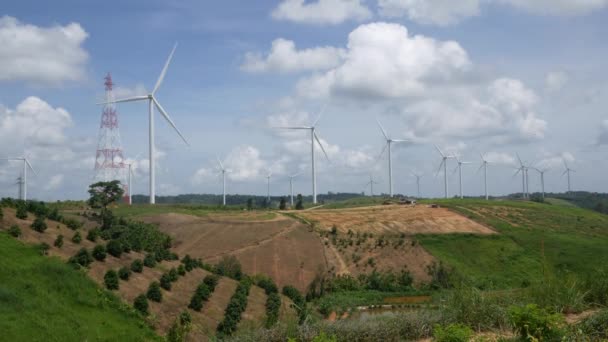 Větrná Turbína Mrak Elektrického Vedení Nebe Pozadí Systém Čistého Energie — Stock video