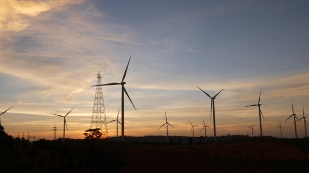 Turbinas Eólicas Líneas Eléctricas Contra Atardecer Sistema Energía Limpia Distrito — Vídeo de stock