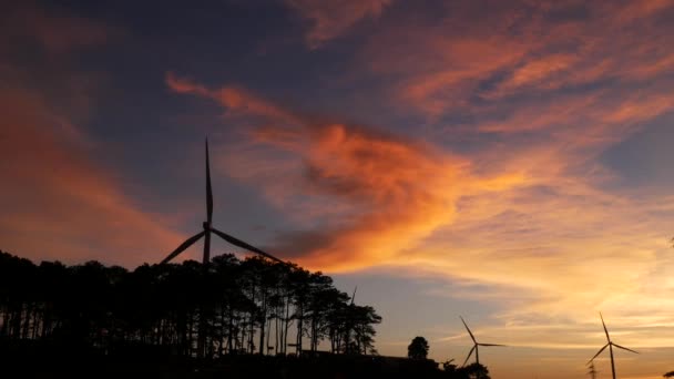 Turbinas Eólicas Linhas Energia Contra Pôr Sol Sistema Energia Limpa — Vídeo de Stock