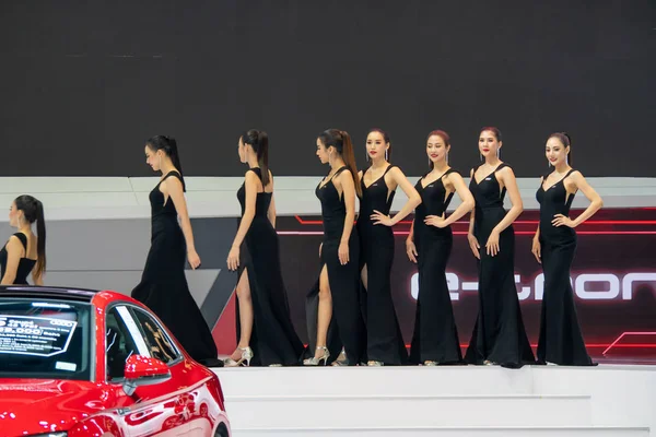 Niet-geïdentificeerde model vormt met een auto op de 40e Thailand Interna — Stockfoto