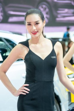 Kimliği belirsiz modeli 40 Tayland olaraktan bir araba ile poz veriyor