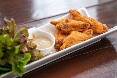 Kızarmış Tavuk, Sos ve Organik Sebzeler, Güzel dekore