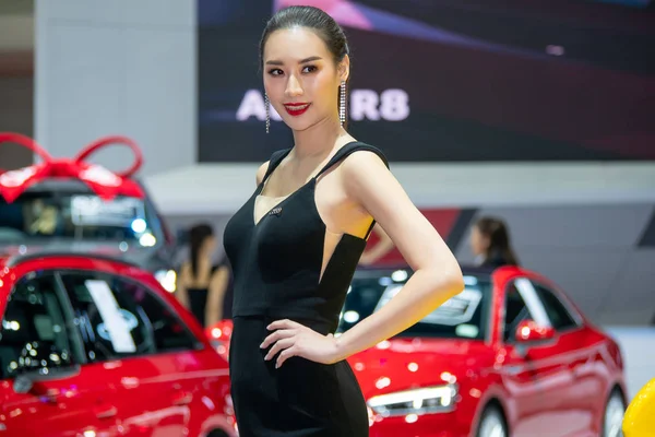 Unidentified model poses with a car at The 40th Thailand Interna — Stock Photo, Image