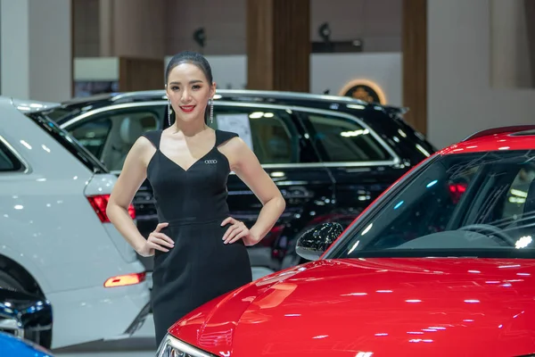 Niet-geïdentificeerde model vormt met een auto op de 40e Thailand Interna — Stockfoto