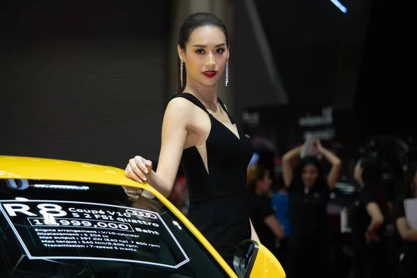 Niet-geïdentificeerde model vormt met een auto op de 40e Thailand Interna — Stockfoto