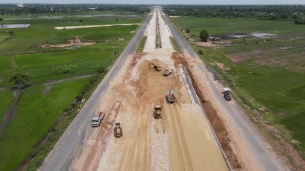 Vista Superior Carretera Construcción Con Maquinaria Pesada Trabajadores — Vídeos de Stock