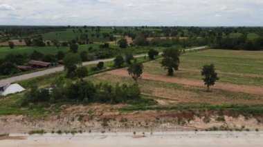 Ağır makineler ve işçilerle inşaat halindeki yol manzarası.