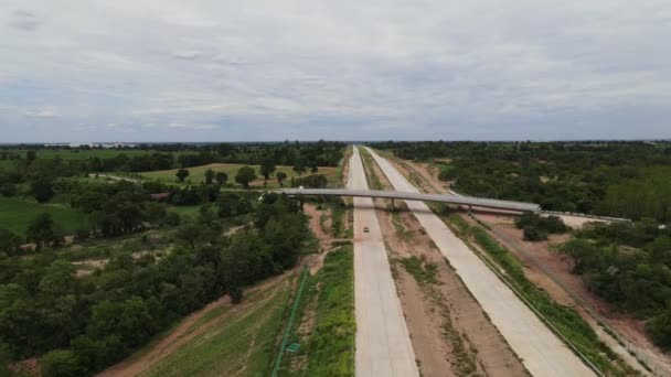 Ağır Makineler Işçilerle Inşaat Halindeki Yol Manzarası — Stok video