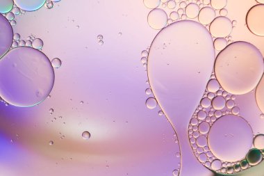 Suda yüzen yağ damlasının renkli bir sanatçısı. Arkaplan için Pastel renk kabarcığı.