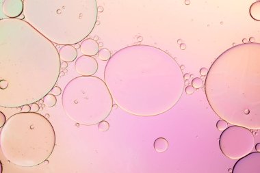 Suda yüzen yağ damlasının renkli bir sanatçısı. Arkaplan için Pastel renk kabarcığı.