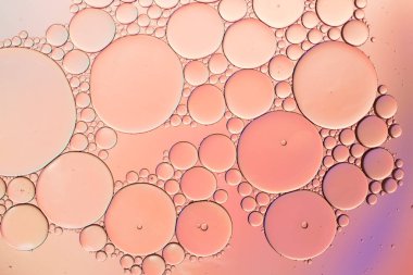 Suda yüzen yağ damlasının renkli bir sanatçısı. Arkaplan için Pastel renk kabarcığı.