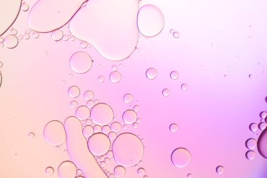 Suda yüzen yağ damlasının renkli bir sanatçısı. Arkaplan için Pastel renk kabarcığı.