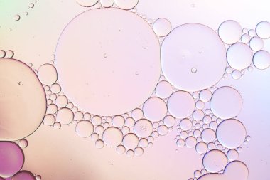 Suda yüzen yağ damlasının renkli bir sanatçısı. Arkaplan için Pastel renk kabarcığı.
