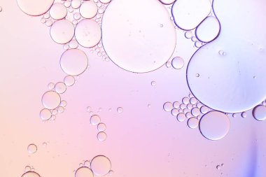 Suda yüzen yağ damlasının renkli bir sanatçısı. Arkaplan için Pastel renk kabarcığı.