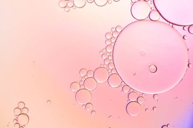 Suda yüzen yağ damlasının renkli bir sanatçısı. Arkaplan için Pastel renk kabarcığı.