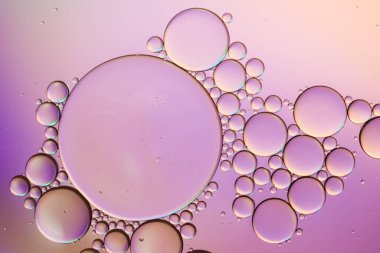 Suda yüzen yağ damlasının renkli bir sanatçısı. Arkaplan için Pastel renk kabarcığı.