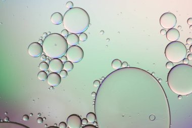 Suda yüzen yağ damlasının renkli bir sanatçısı. Arkaplan için Pastel renk kabarcığı.