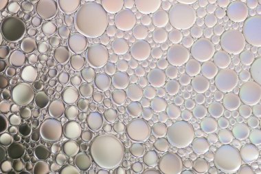 Suyun üzerinde yüzen yağ damlasının renkli sanatçısı.