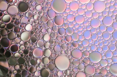 Suyun üzerinde yüzen yağ damlasının renkli sanatçısı.