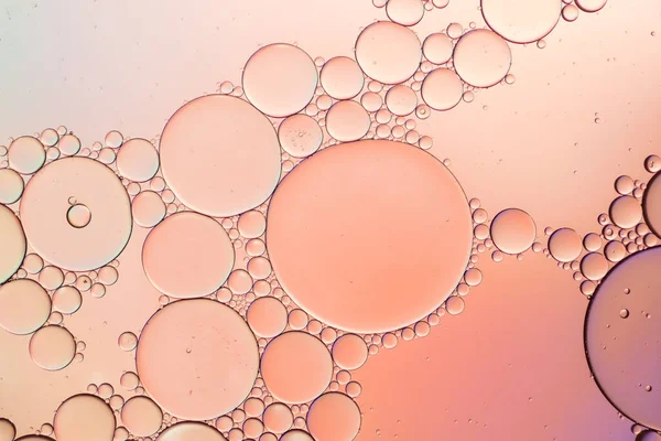 Suda yüzen yağ damlasının renkli bir sanatçısı. Arkaplan için Pastel renk kabarcığı.