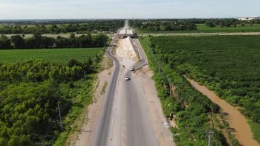 Köprülerin ve yapım aşamasındaki yolun üst görüntüsü.