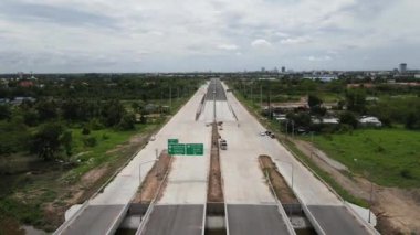 Köprülerin ve yapım aşamasındaki yolun üst görüntüsü.