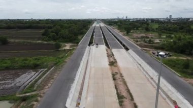 Köprülerin ve yapım aşamasındaki yolun üst görüntüsü.