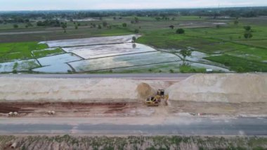 Köprülerin ve yol inşaatı devam ediyor. Köprü inşa etmek için büyük bir kum yığını.