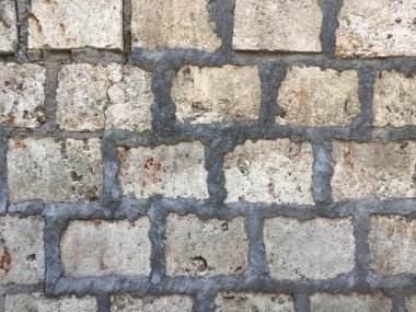 Duvarda beton olan kireç taşı uygulaması