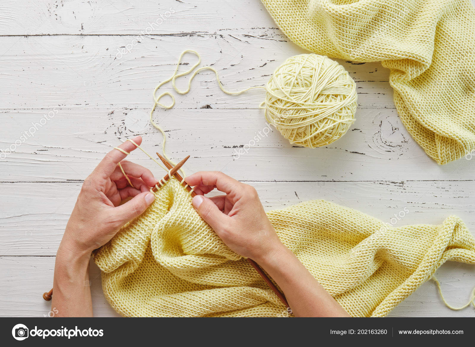 Mani Femminili Lavoro Maglia Con Lana Giallo Sulla Tabella