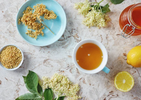 新鮮な乾燥した花とニワトコの花紅茶とテーブルの上に蜂蜜とレモン — ストック写真