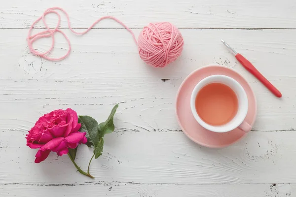 Tasse Tee Mit Rosa Garnknäuel Und Häkelhaken Mit Rose Auf — Stockfoto