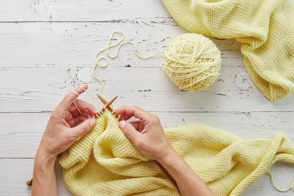 Vrouwelijke Handen Breien Met Gele Wol Witte Tafel Bovenaanzicht — Stockfoto