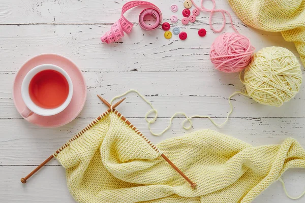 Piece Knitting Ball Yarn Knitting Needles Cup Tea White Background — Stock Photo, Image