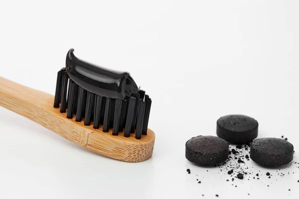 Μαύρο Οδοντόκρεμα Στην Οδοντόβουρτσα Χάπια Ενεργοποιημένος Ξυλάνθρακας — Φωτογραφία Αρχείου