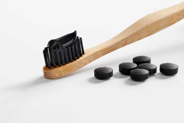 活性炭薬と一緒に歯ブラシに歯磨き粉は黒 — ストック写真