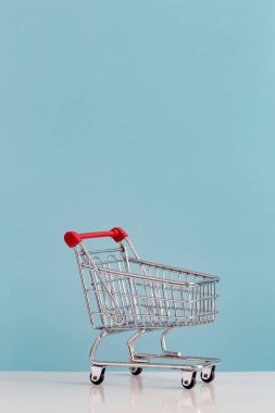 Tablo boş küçük alışveriş sepeti 