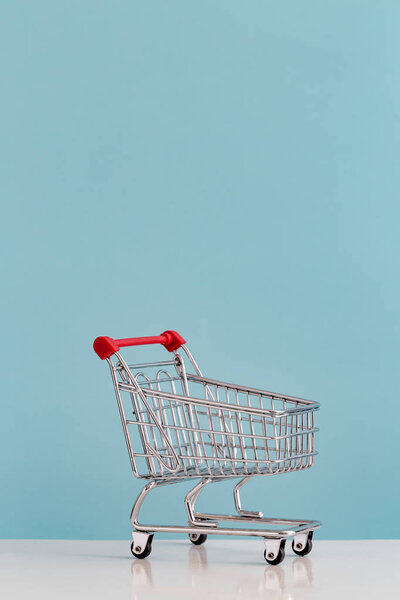 пустая маленькая корзина на столе
 