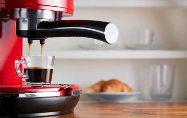 Taze kahve cam şeffaf kahve Kupası'nda bir kahve espresso makinesinden çıkıyor yapma 