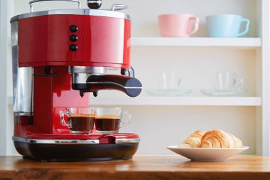 İki plaka üzerinde kruvasan ile üzerinde espresso makinesi espresso fincan 