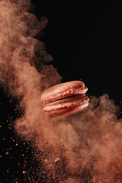 Macaron Cioccolato Francese Con Cacao Polvere Sfondo Nero — Foto Stock