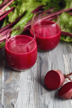 Taze çekilmiş sürü pancar suyu detoks. Ahşap bir masa üzerinde taze pancar. 